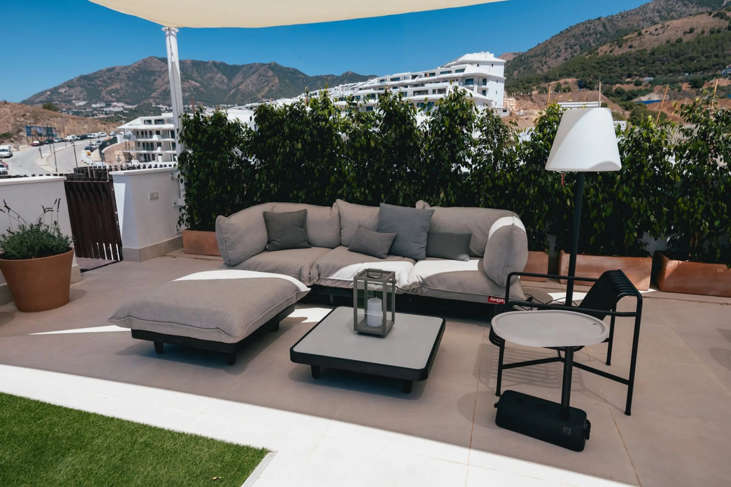 Exclusive 2-bedroom penthouse in "El Higueron" with SEA VIEWS and wonderful landscaped common areas, an outdoor pool, a children's play area, coworking spaces, a gym, and a sauna. All in a unique and exclusive location amidst the urban development of the 