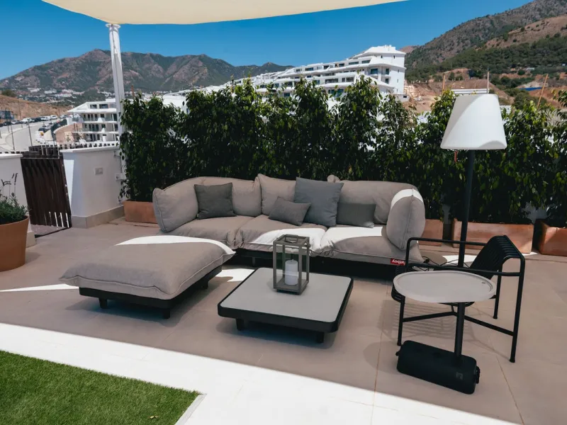 Exclusive 2-bedroom penthouse in "El Higueron" with SEA VIEWS and wonderful landscaped common areas, an outdoor pool, a children's play area, coworking spaces, a gym, and a sauna. All in a unique and exclusive location amidst the urban development of the 