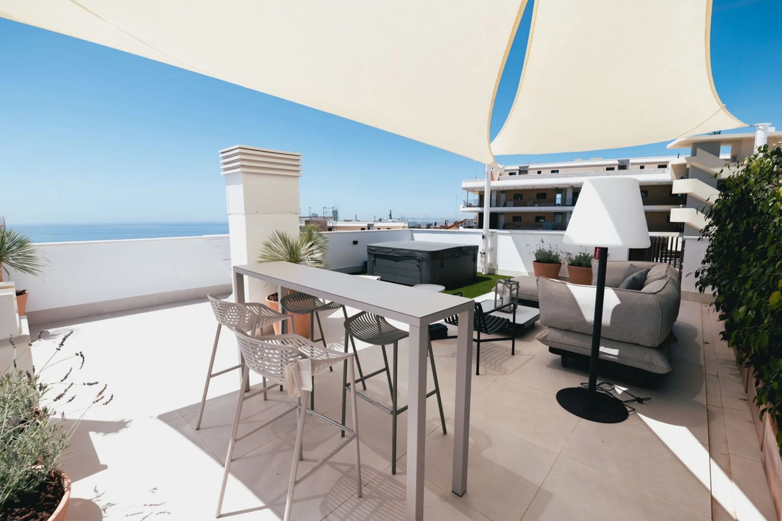 Exclusive 2-bedroom penthouse in "El Higueron" with SEA VIEWS and wonderful landscaped common areas, an outdoor pool, a children's play area, coworking spaces, a gym, and a sauna. All in a unique and exclusive location amidst the urban development of the 