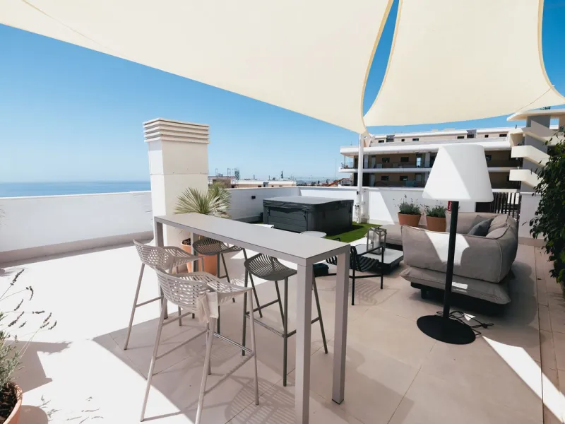Exclusive 2-bedroom penthouse in "El Higueron" with SEA VIEWS and wonderful landscaped common areas, an outdoor pool, a children's play area, coworking spaces, a gym, and a sauna. All in a unique and exclusive location amidst the urban development of the 