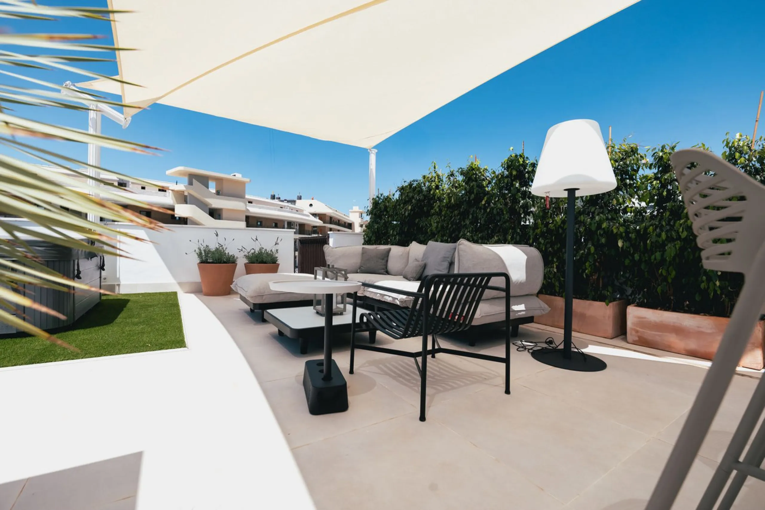 Exclusive 2-bedroom penthouse in "El Higueron" with SEA VIEWS and wonderful landscaped common areas, an outdoor pool, a children's play area, coworking spaces, a gym, and a sauna. All in a unique and exclusive location amidst the urban development of the 