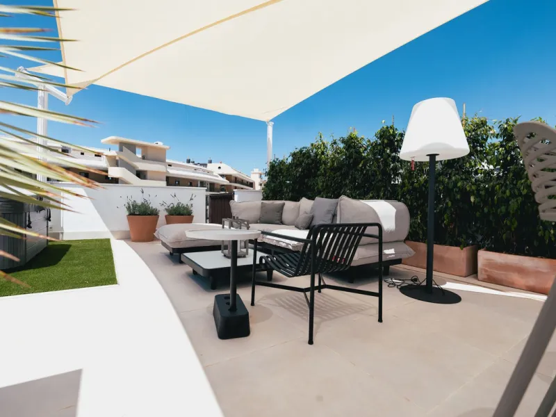 Exclusive 2-bedroom penthouse in "El Higueron" with SEA VIEWS and wonderful landscaped common areas, an outdoor pool, a children's play area, coworking spaces, a gym, and a sauna. All in a unique and exclusive location amidst the urban development of the 