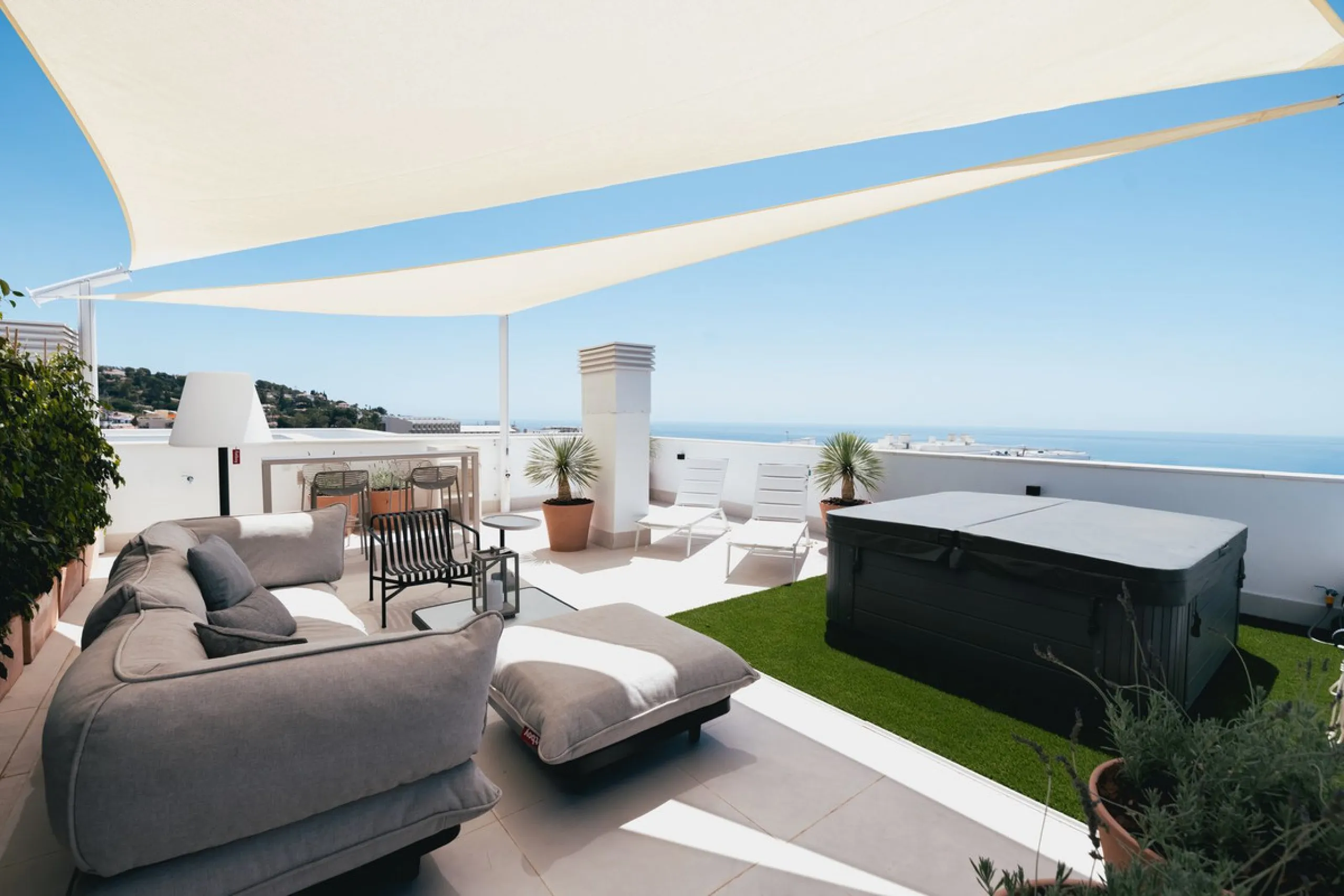 Exclusive 2-bedroom penthouse in "El Higueron" with SEA VIEWS and wonderful landscaped common areas, an outdoor pool, a children's play area, coworking spaces, a gym, and a sauna. All in a unique and exclusive location amidst the urban development of the 