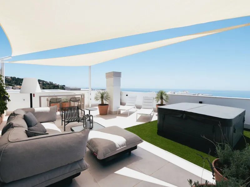 Exclusive 2-bedroom penthouse in "El Higueron" with SEA VIEWS and wonderful landscaped common areas, an outdoor pool, a children's play area, coworking spaces, a gym, and a sauna. All in a unique and exclusive location amidst the urban development of the 