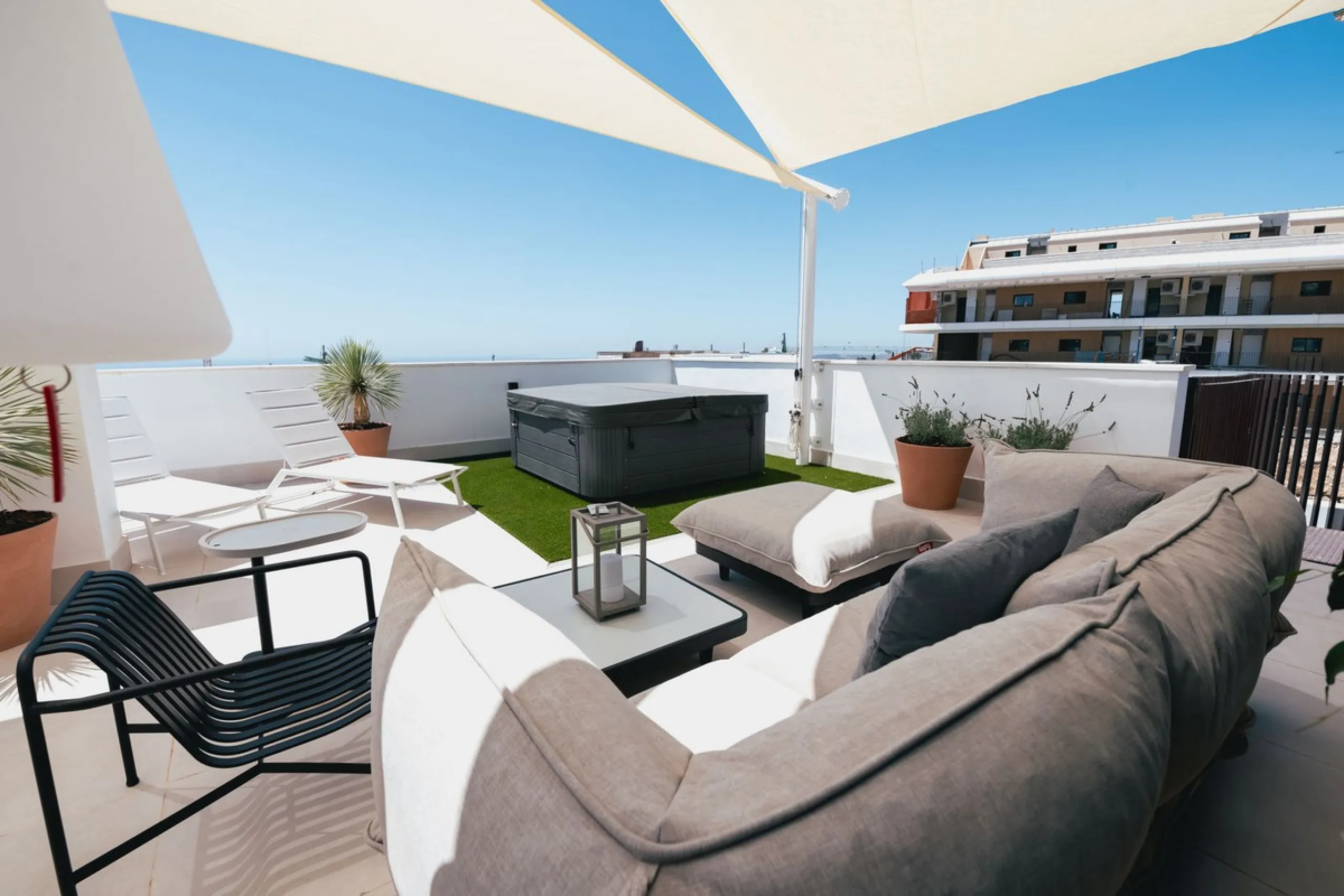 Exclusive 2-bedroom penthouse in "El Higueron" with SEA VIEWS and wonderful landscaped common areas, an outdoor pool, a children's play area, coworking spaces, a gym, and a sauna. All in a unique and exclusive location amidst the urban development of the 