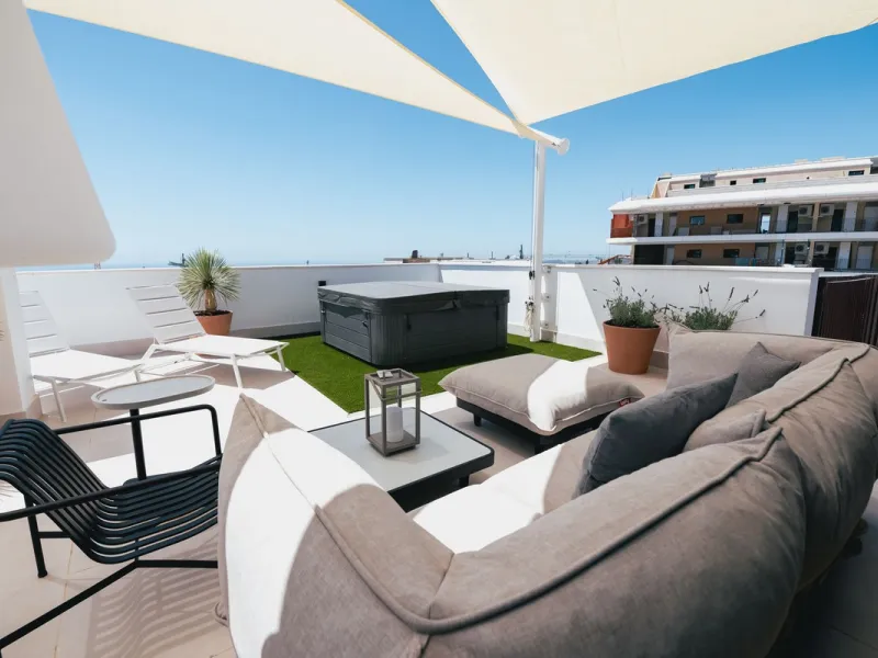 Exclusive 2-bedroom penthouse in "El Higueron" with SEA VIEWS and wonderful landscaped common areas, an outdoor pool, a children's play area, coworking spaces, a gym, and a sauna. All in a unique and exclusive location amidst the urban development of the 