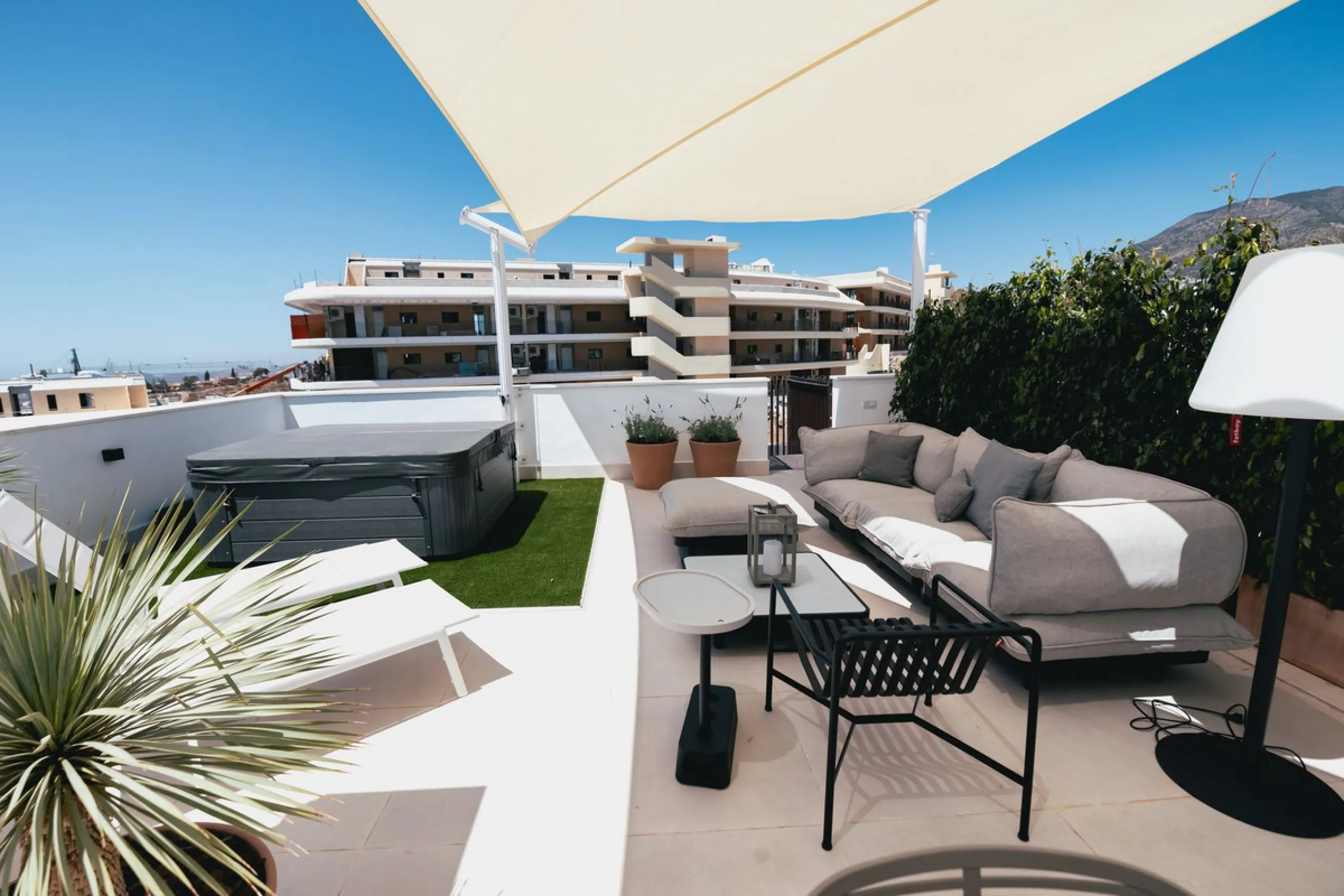 Exclusive 2-bedroom penthouse in "El Higueron" with SEA VIEWS and wonderful landscaped common areas, an outdoor pool, a children's play area, coworking spaces, a gym, and a sauna. All in a unique and exclusive location amidst the urban development of the 