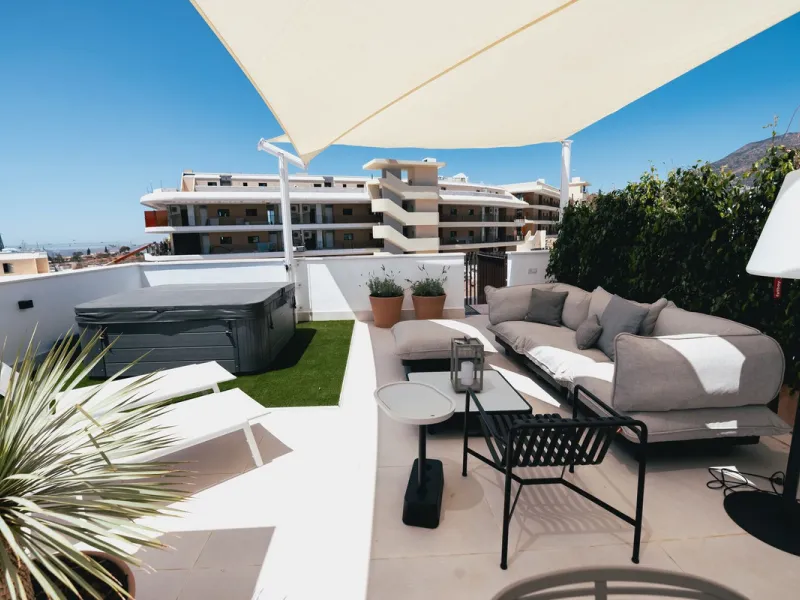 Exclusive 2-bedroom penthouse in "El Higueron" with SEA VIEWS and wonderful landscaped common areas, an outdoor pool, a children's play area, coworking spaces, a gym, and a sauna. All in a unique and exclusive location amidst the urban development of the 