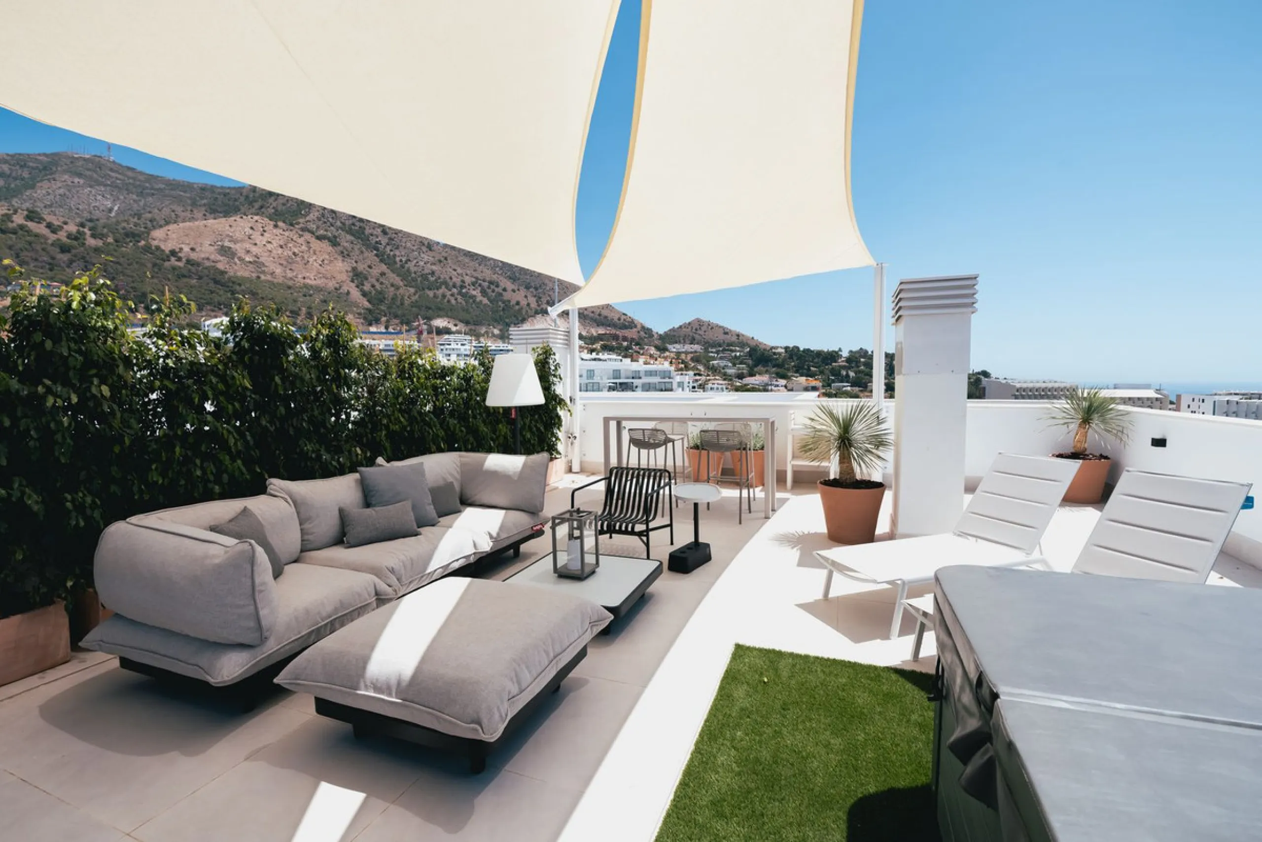 Exclusive 2-bedroom penthouse in "El Higueron" with SEA VIEWS and wonderful landscaped common areas, an outdoor pool, a children's play area, coworking spaces, a gym, and a sauna. All in a unique and exclusive location amidst the urban development of the 