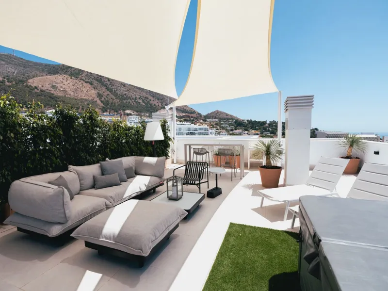 Exclusive 2-bedroom penthouse in "El Higueron" with SEA VIEWS and wonderful landscaped common areas, an outdoor pool, a children's play area, coworking spaces, a gym, and a sauna. All in a unique and exclusive location amidst the urban development of the 