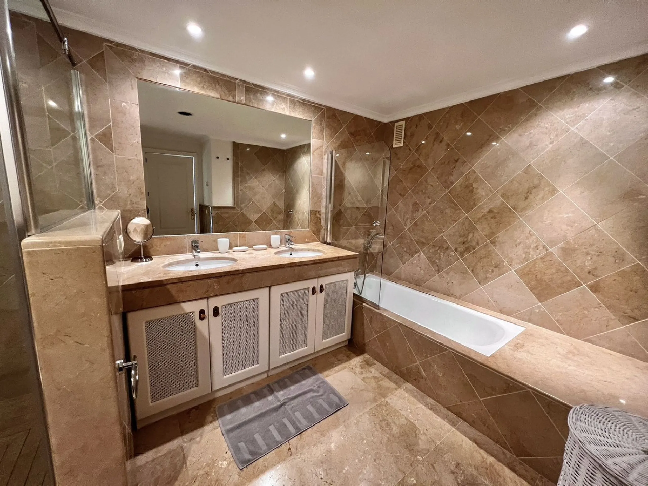 Apartment - Ground Floor Apartment в продаже в Málaga, Málaga. В доме 3 спален и 4 ванных комнат. Площадь дома 175 м²
