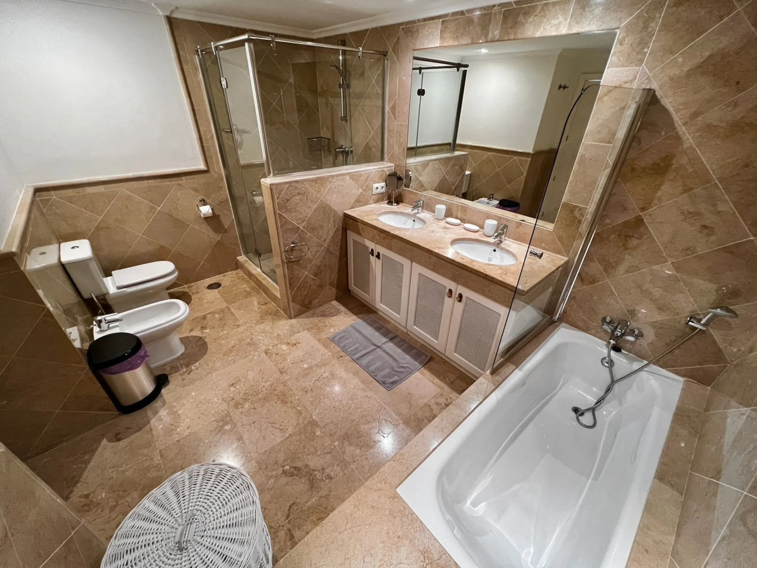 Apartment - Ground Floor Apartment в продаже в Málaga, Málaga. В доме 3 спален и 4 ванных комнат. Площадь дома 175 м²