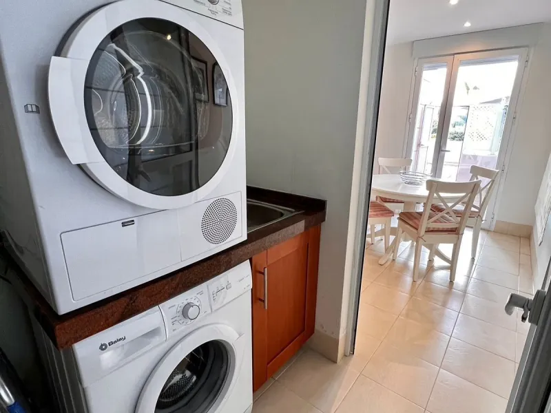 Apartment - Ground Floor Apartment в продаже в Málaga, Málaga. В доме 3 спален и 4 ванных комнат. Площадь дома 175 м²