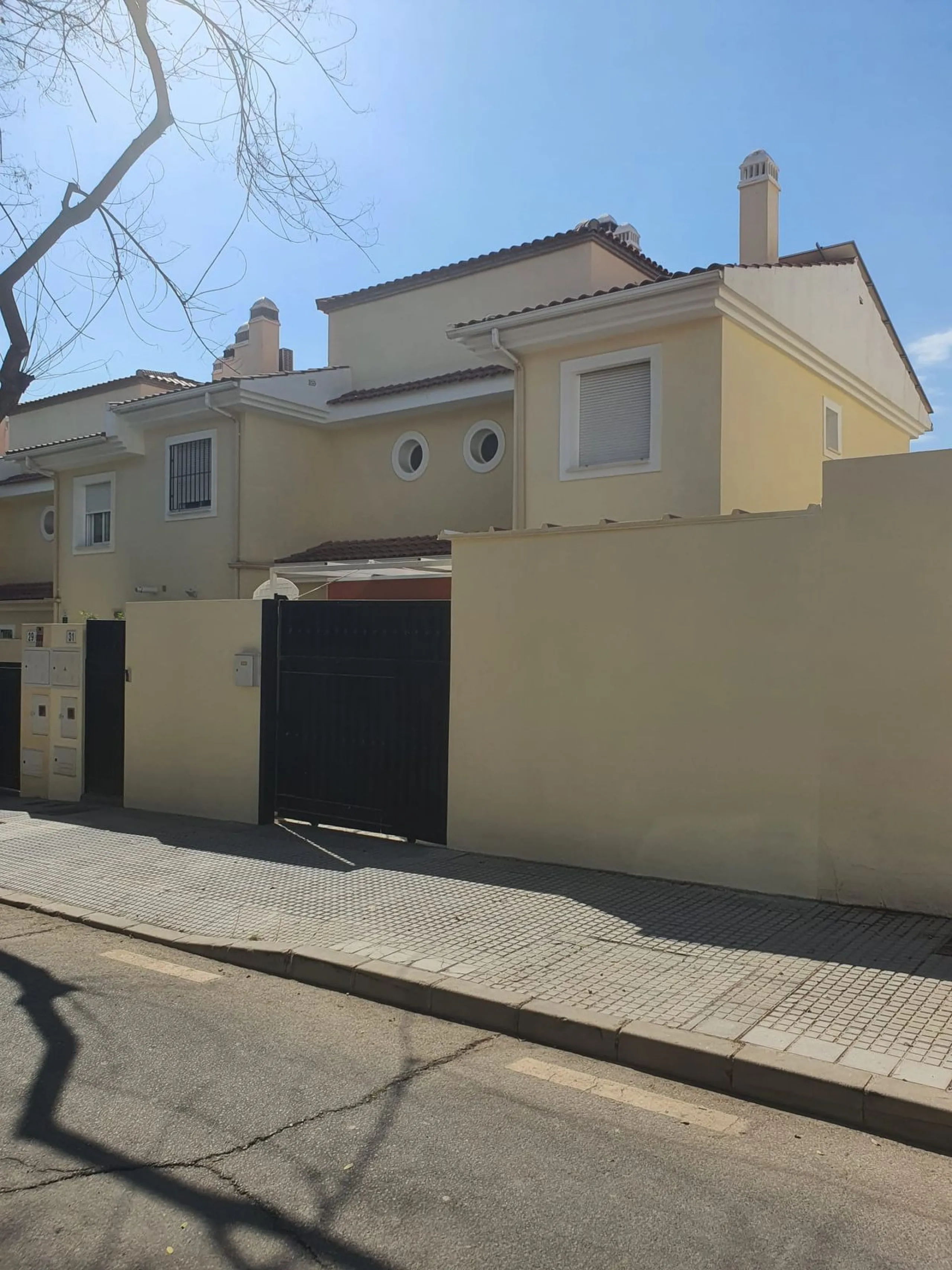 House - Semi-Detached House в продаже в Málaga, Málaga. В доме 3 спален и 3 ванных комнат. Площадь дома 149 м². Площадь участка 225 м²