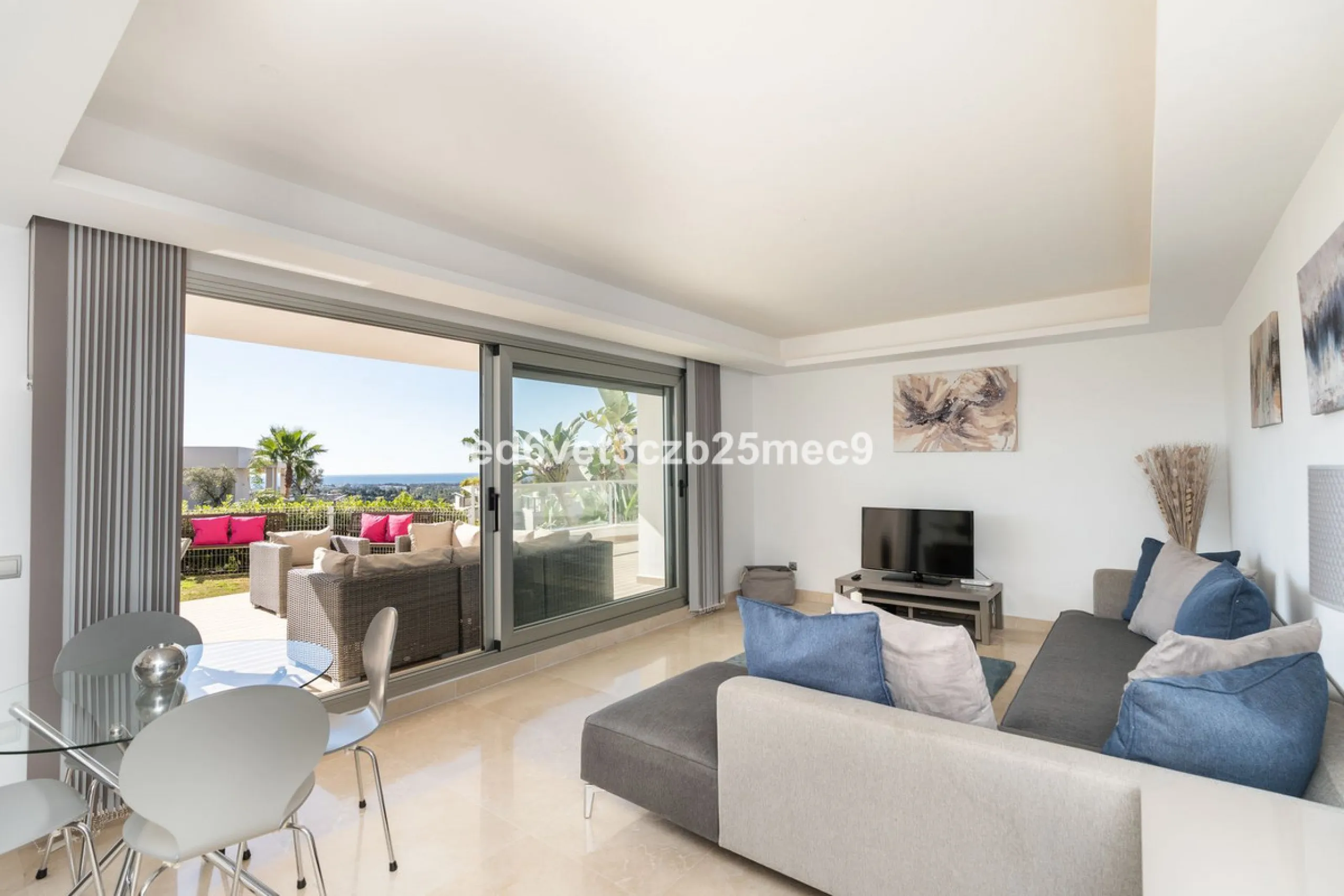 Apartment - Ground Floor Apartment в продаже в Benahavís, Málaga. В доме 3 спален и 2 ванных комнат. Площадь дома 107 м²