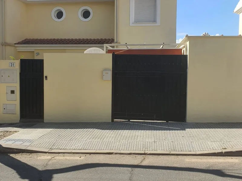 House - Semi-Detached House в продаже в Málaga, Málaga. В доме 3 спален и 3 ванных комнат. Площадь дома 149 м². Площадь участка 225 м²