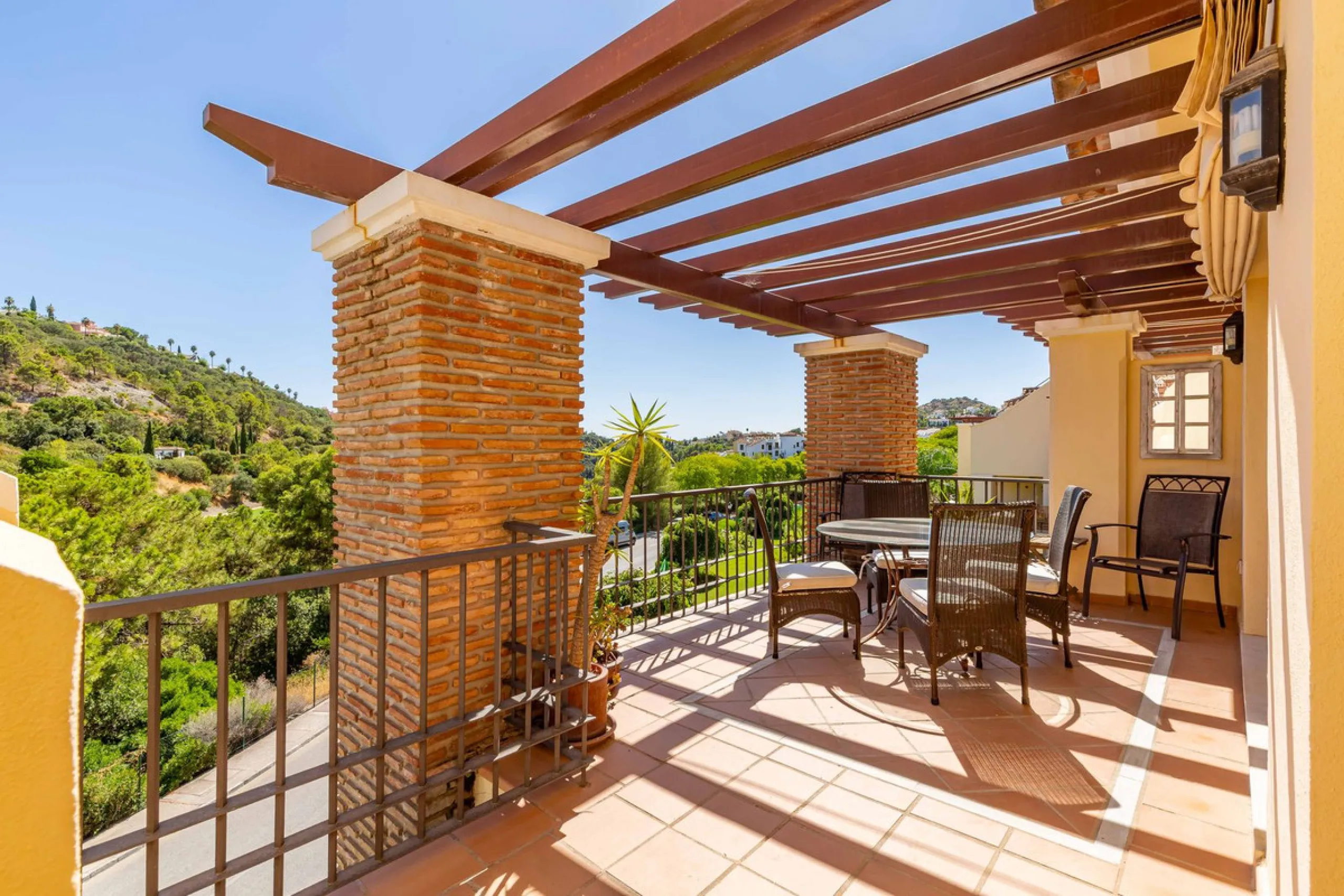 NEW LISTING penthouse with roof terrace !