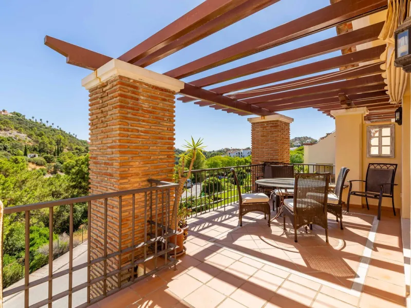 NEW LISTING penthouse with roof terrace !