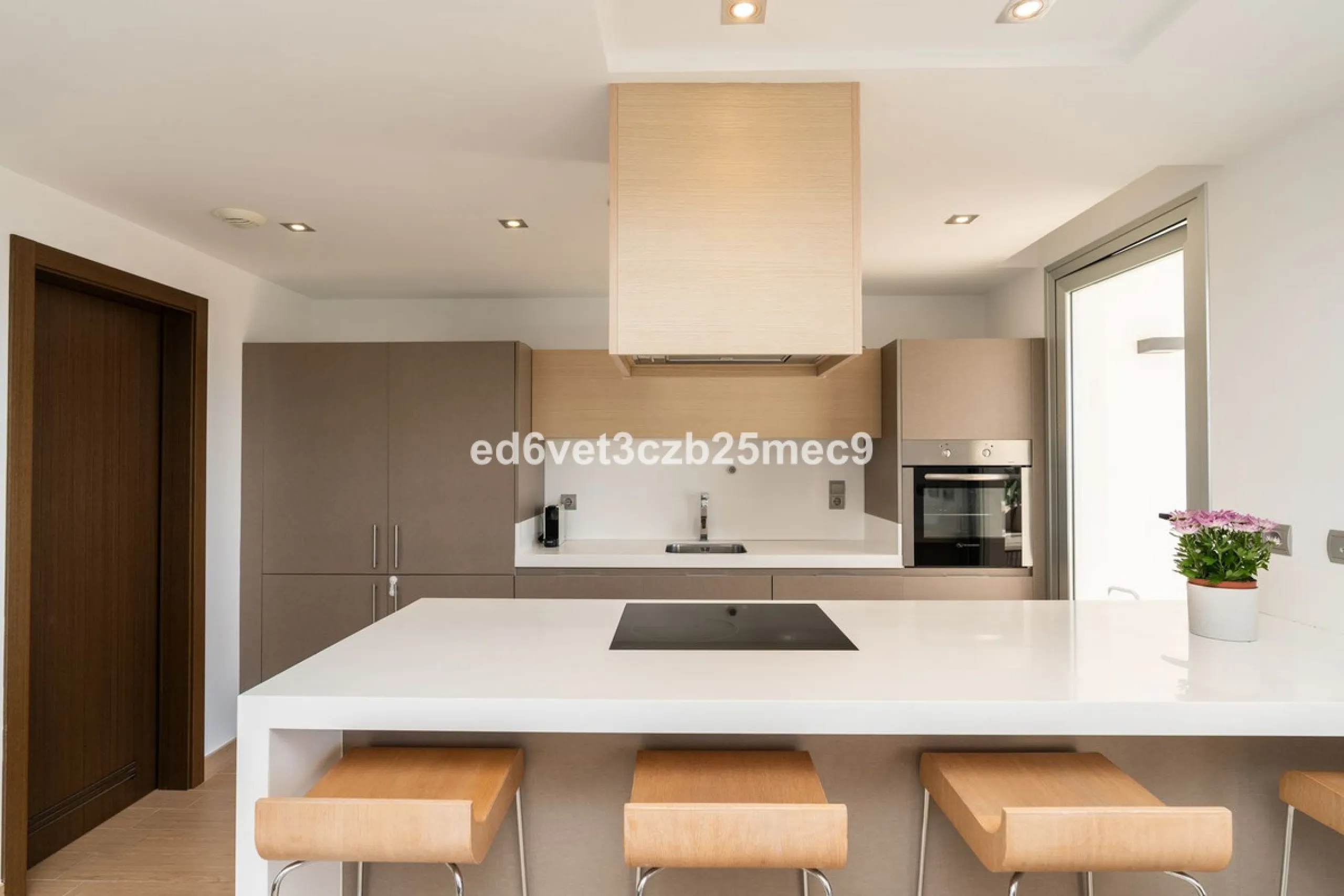 Apartment - Ground Floor Apartment в продаже в Benahavís, Málaga. В доме 3 спален и 2 ванных комнат. Площадь дома 107 м²