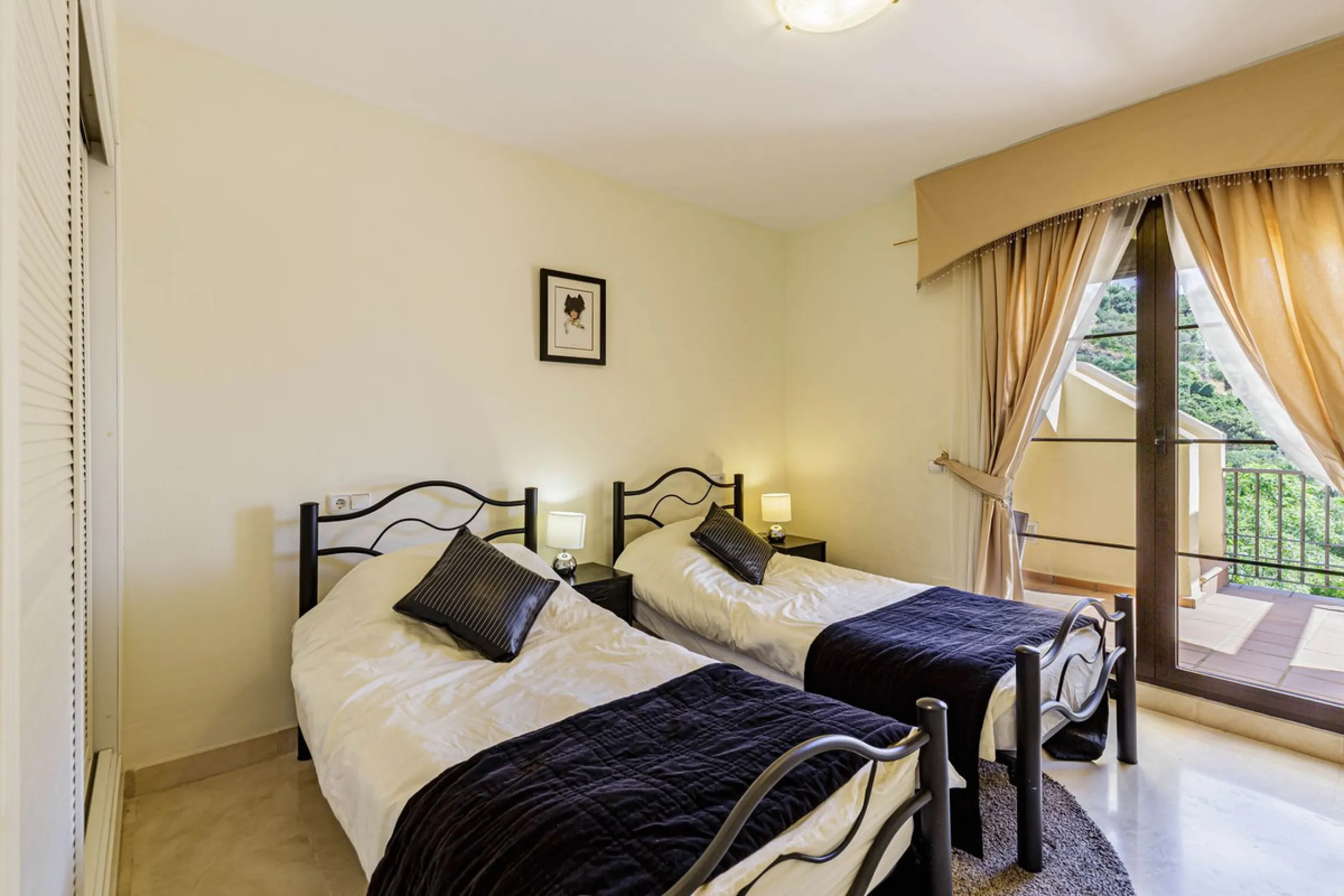 NEW LISTING penthouse with roof terrace !