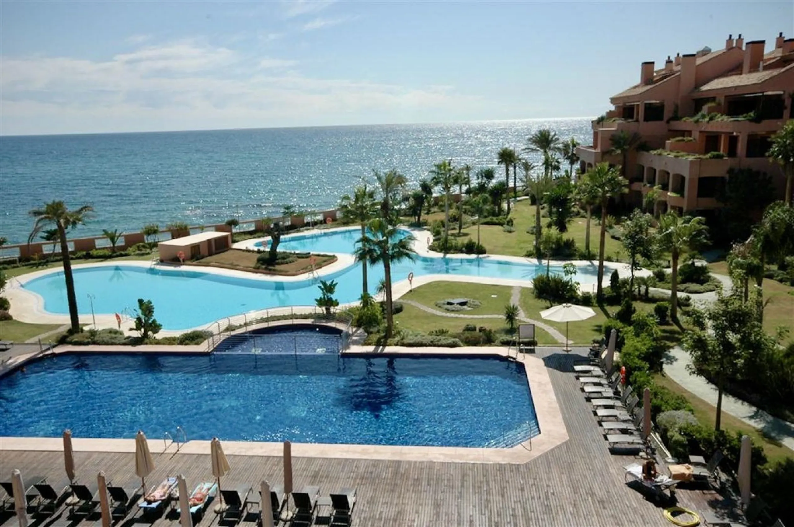 Beautiful Luxury ground floor apartment in one of the best beachfront developments with 360° panoramic views.