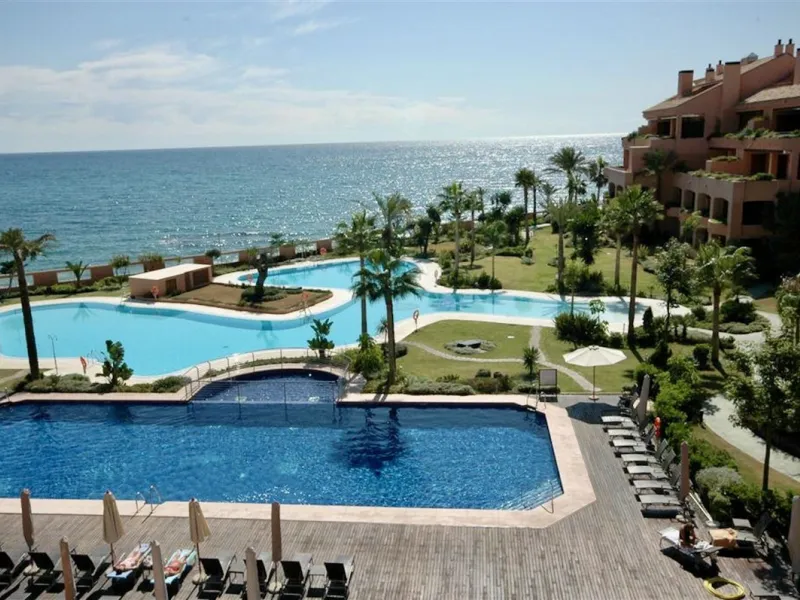 Beautiful Luxury ground floor apartment in one of the best beachfront developments with 360° panoramic views.