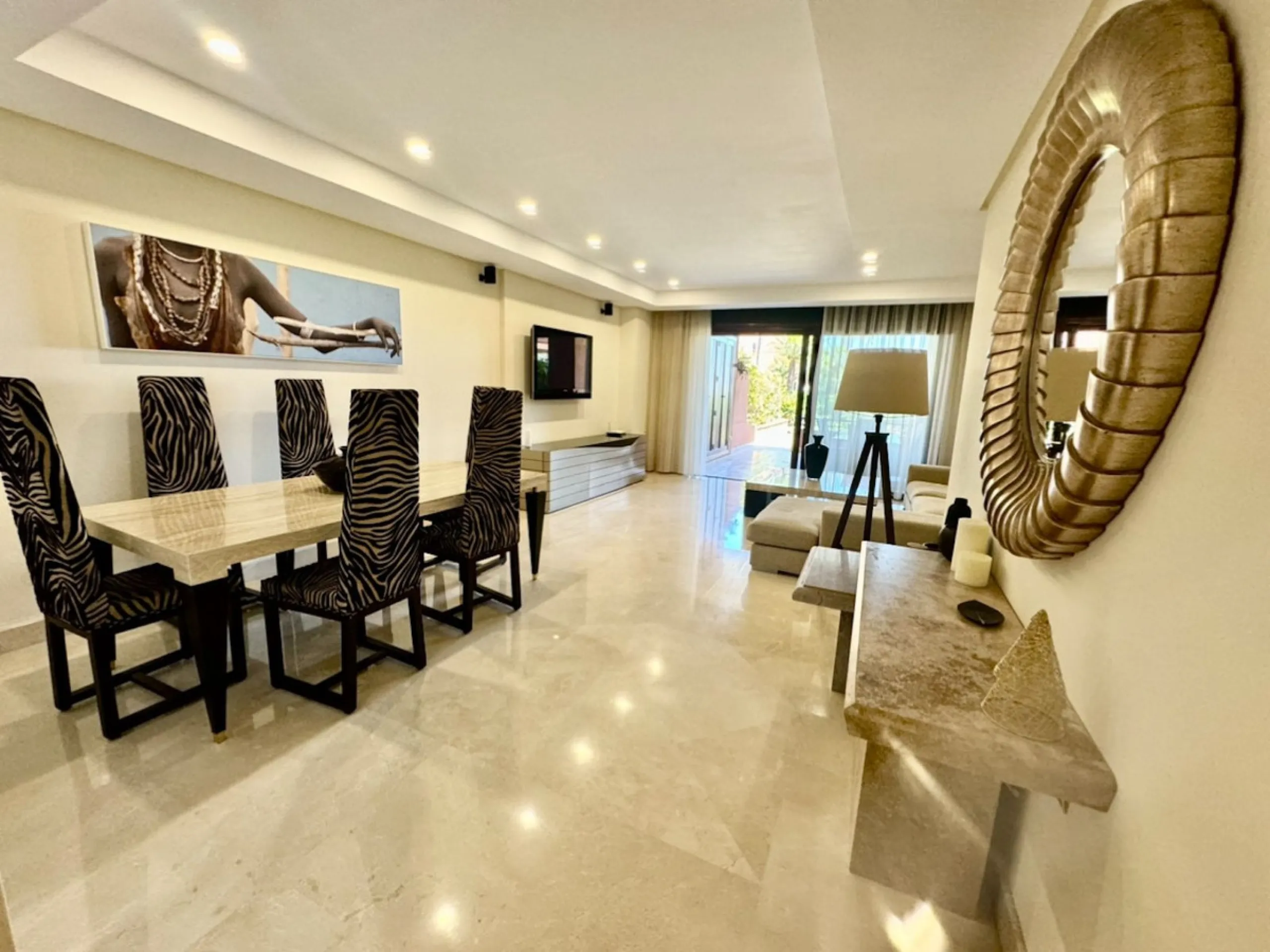 Beautiful Luxury ground floor apartment in one of the best beachfront developments with 360° panoramic views.