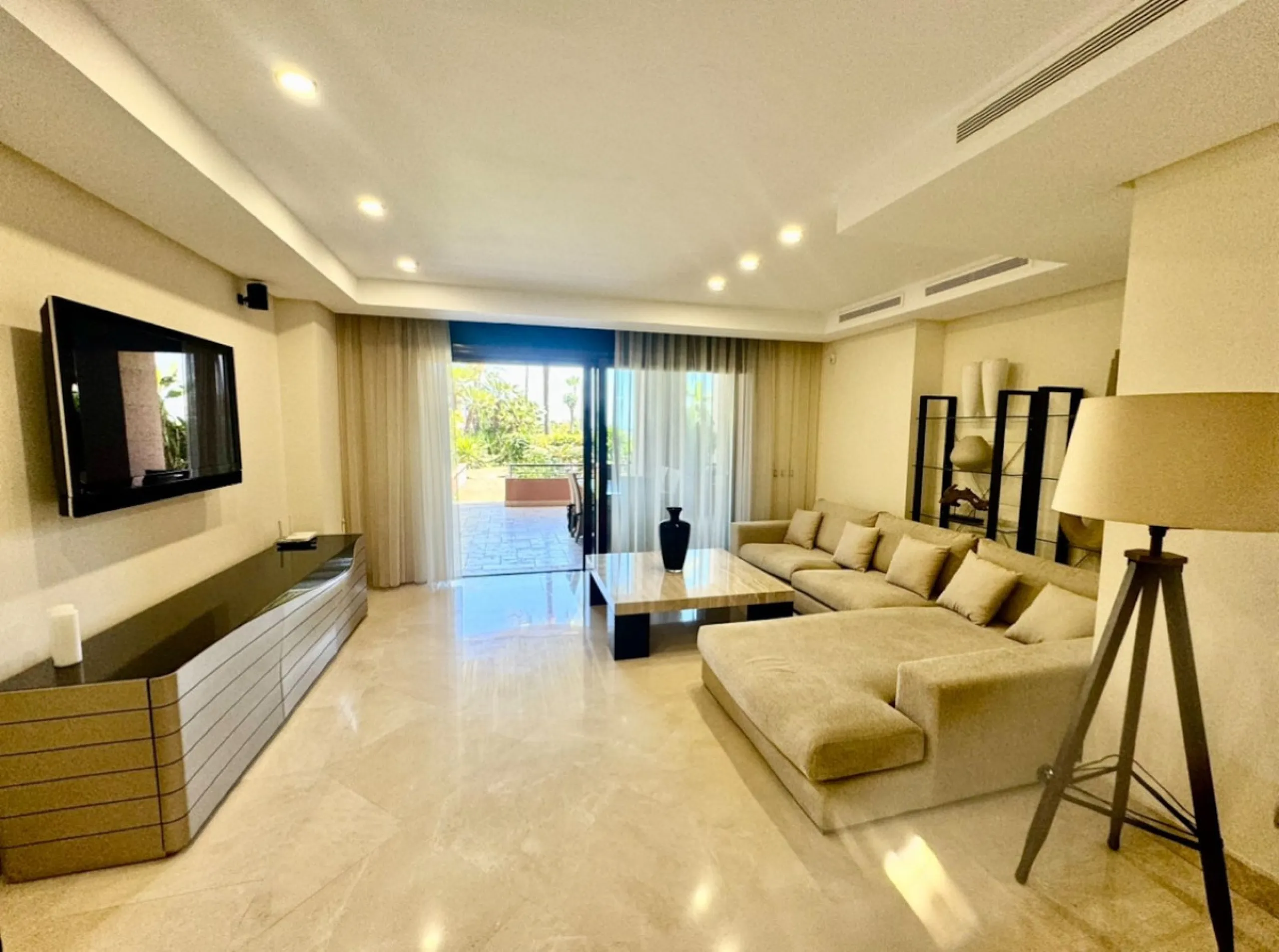 Beautiful Luxury ground floor apartment in one of the best beachfront developments with 360° panoramic views.