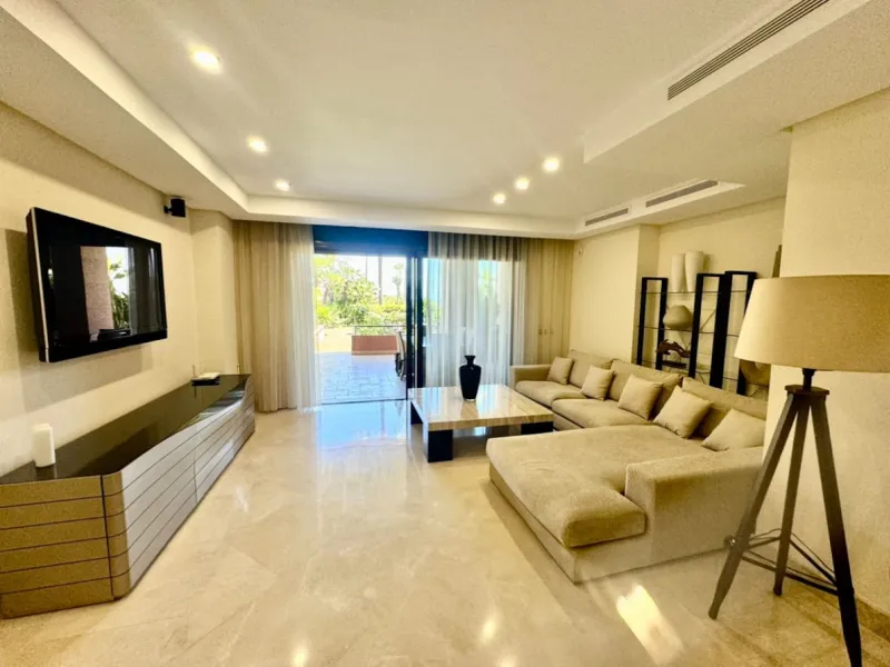 Beautiful Luxury ground floor apartment in one of the best beachfront developments with 360° panoramic views.