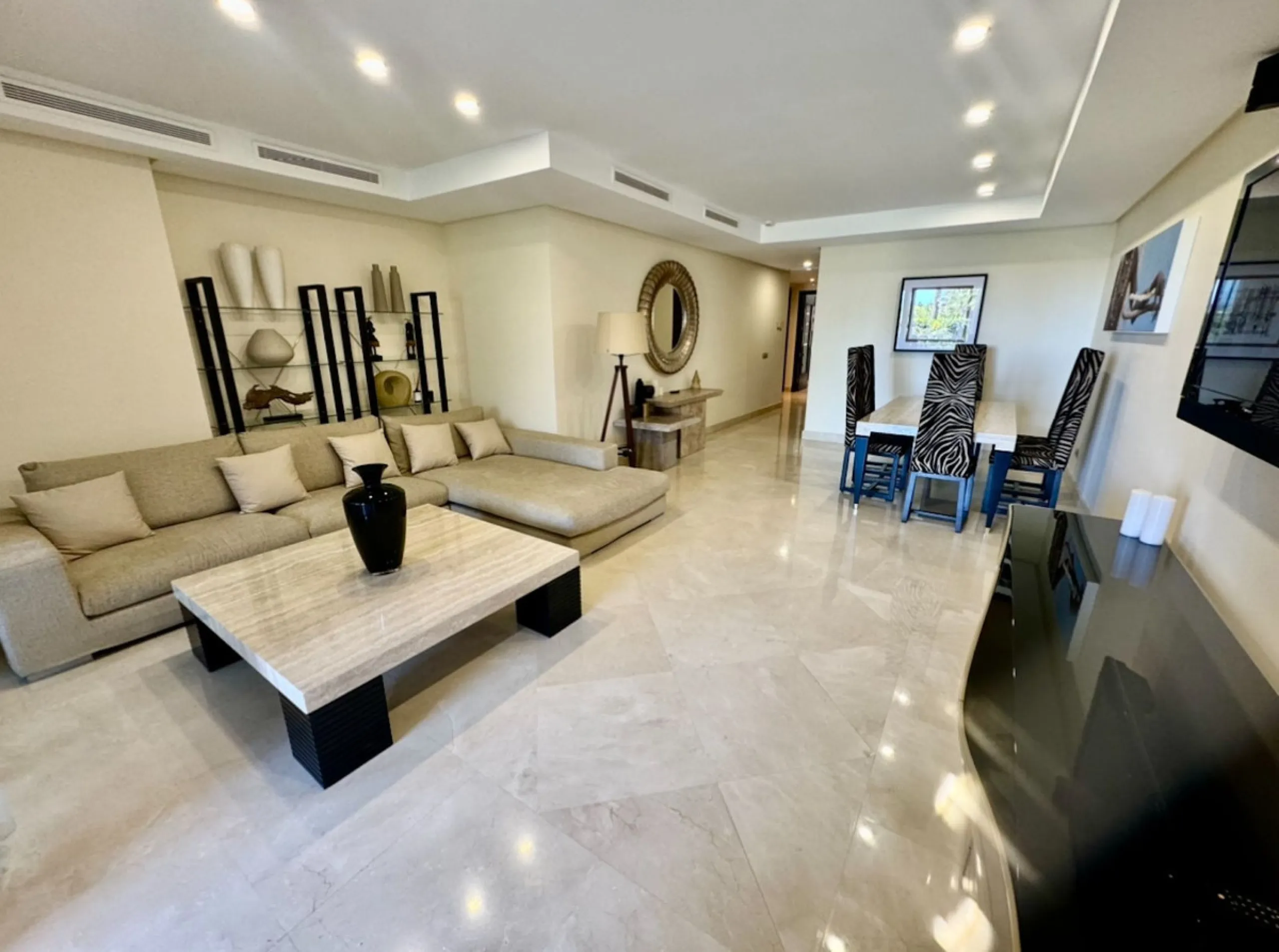 Beautiful Luxury ground floor apartment in one of the best beachfront developments with 360° panoramic views.