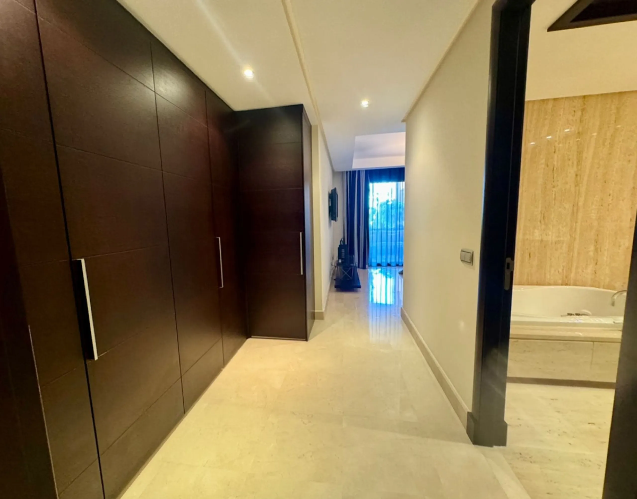 Beautiful Luxury ground floor apartment in one of the best beachfront developments with 360° panoramic views.