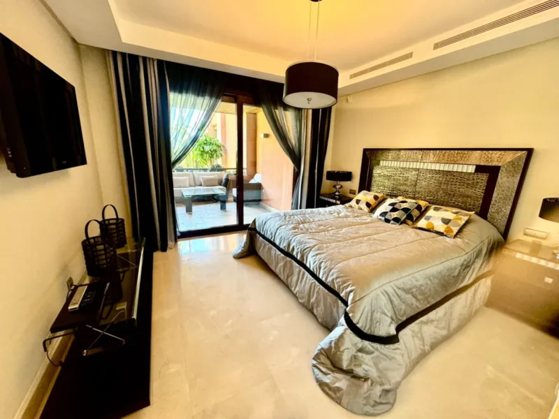 Beautiful Luxury ground floor apartment in one of the best beachfront developments with 360° panoramic views.