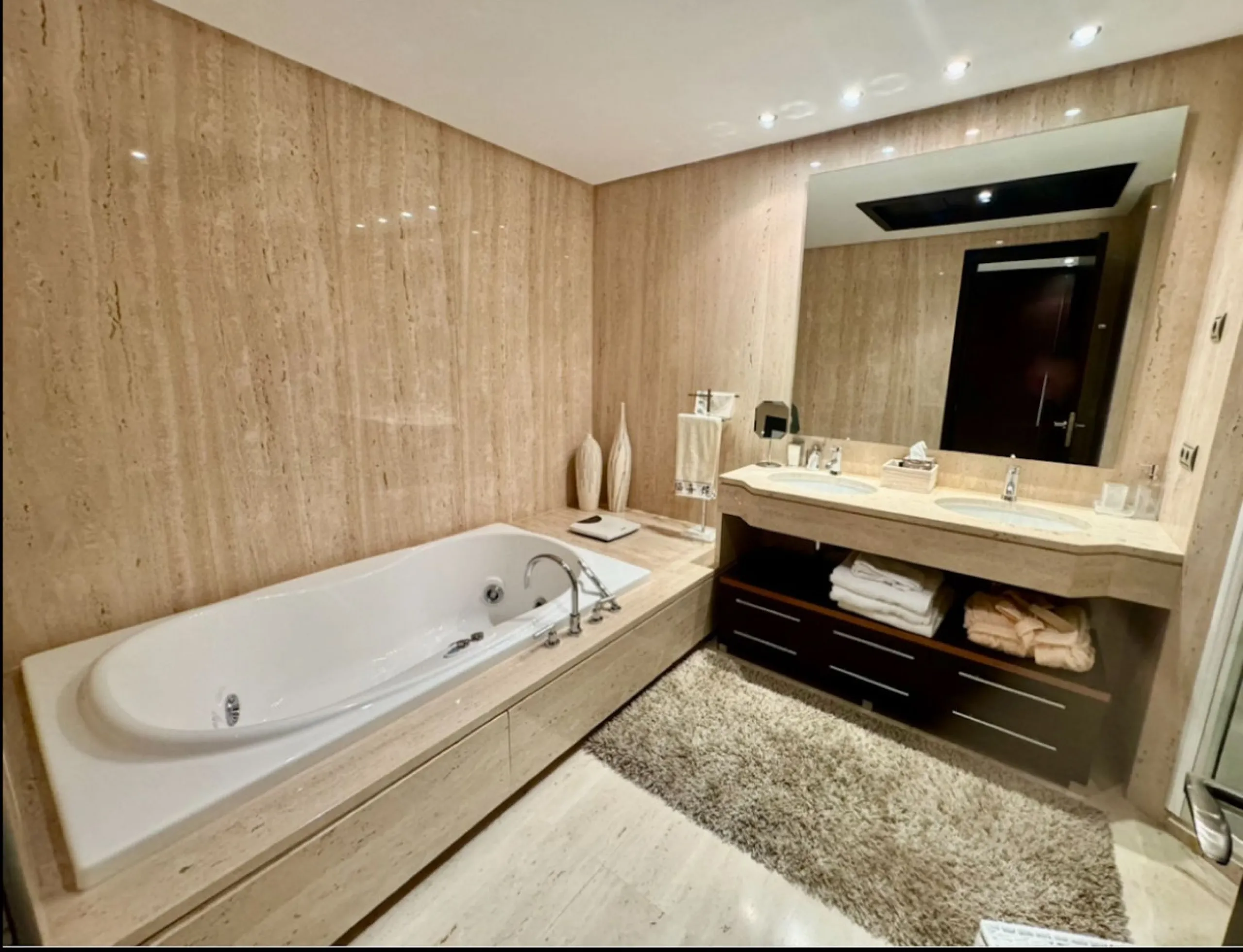 Beautiful Luxury ground floor apartment in one of the best beachfront developments with 360° panoramic views.