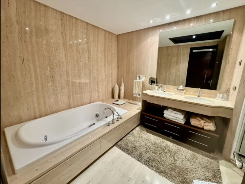 Beautiful Luxury ground floor apartment in one of the best beachfront developments with 360° panoramic views.