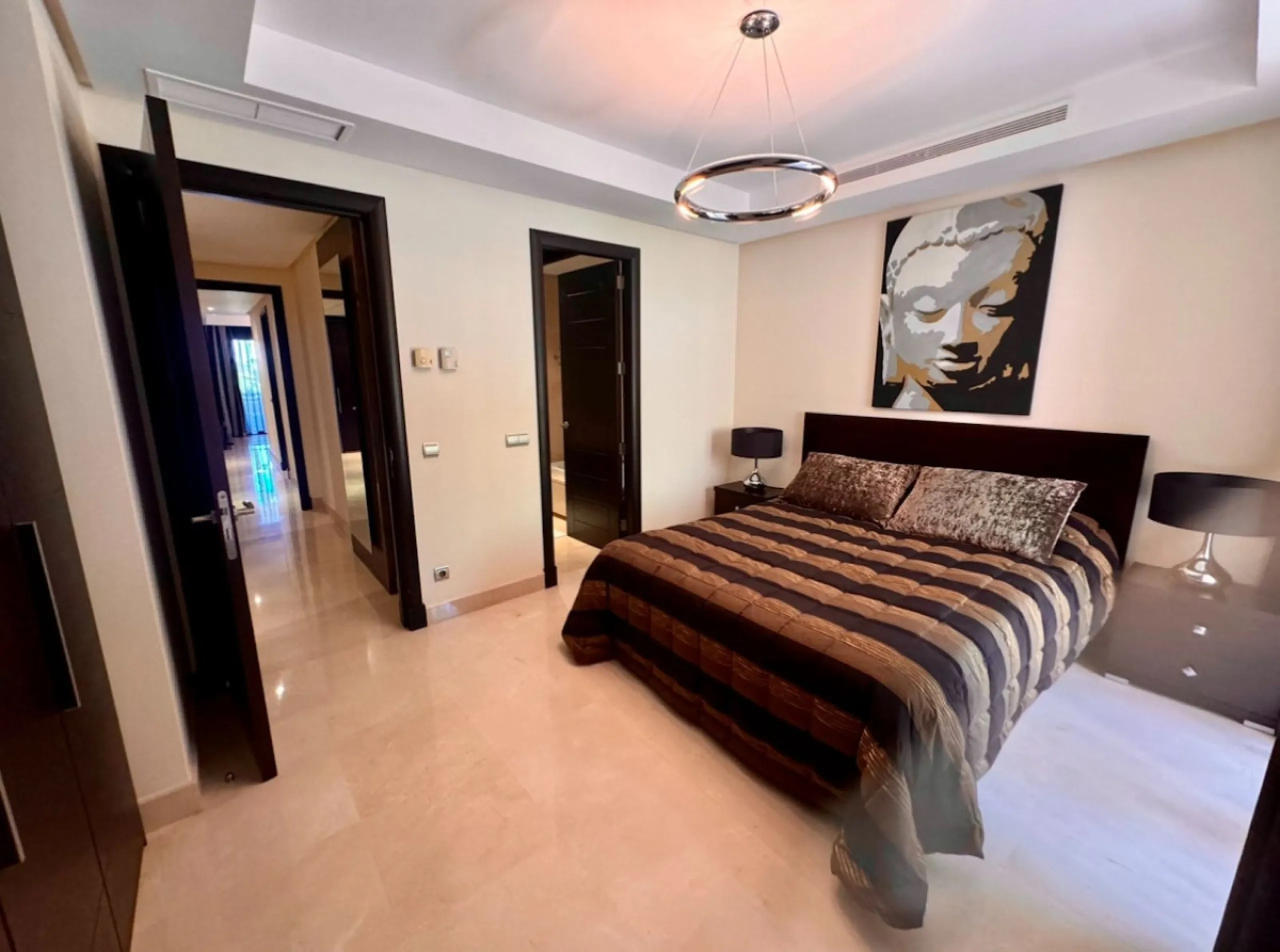 Beautiful Luxury ground floor apartment in one of the best beachfront developments with 360° panoramic views.