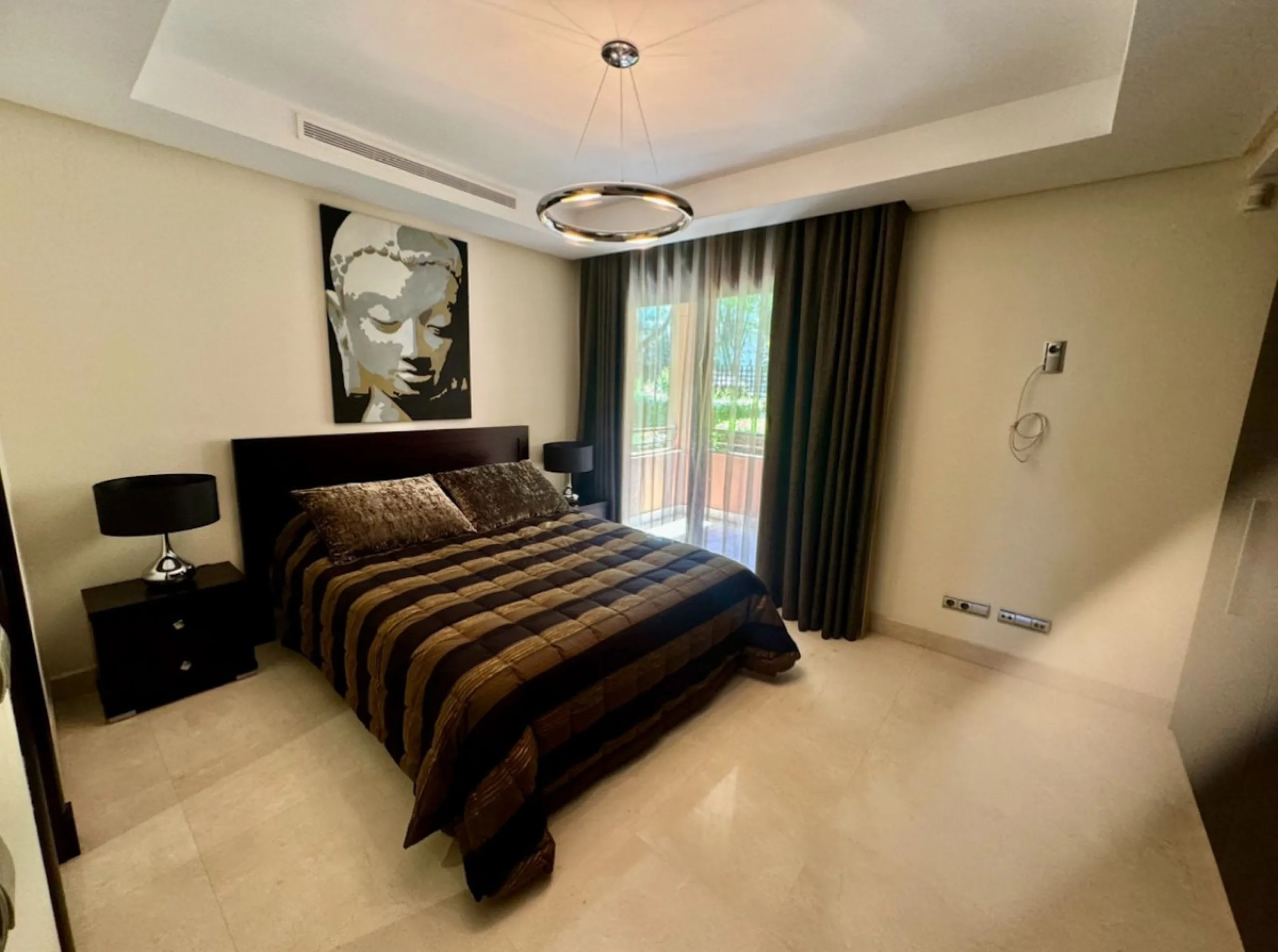 Beautiful Luxury ground floor apartment in one of the best beachfront developments with 360° panoramic views.