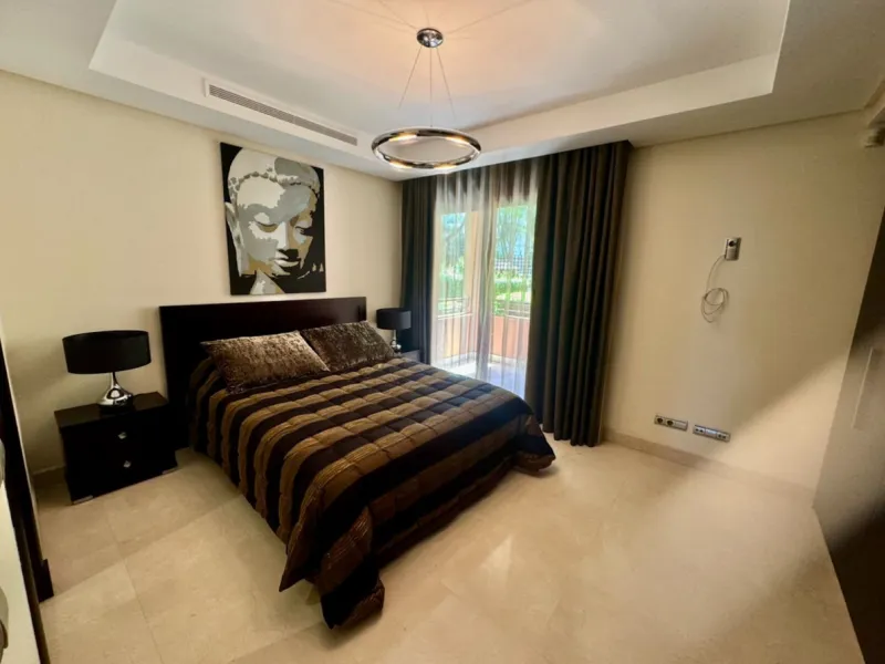 Beautiful Luxury ground floor apartment in one of the best beachfront developments with 360° panoramic views.