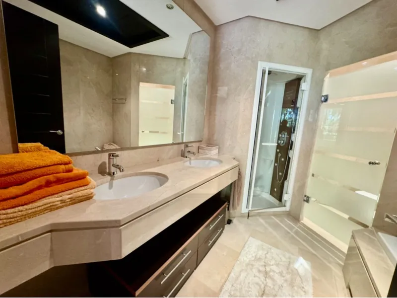 Beautiful Luxury ground floor apartment in one of the best beachfront developments with 360° panoramic views.