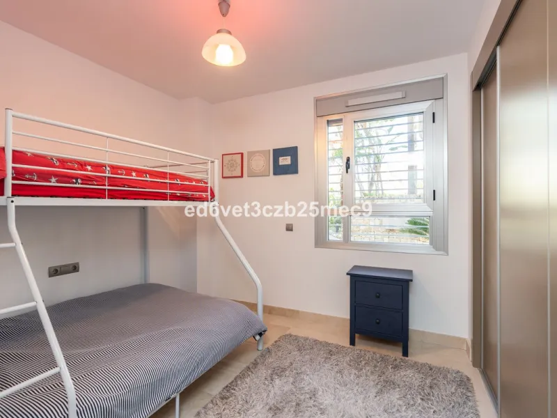 Apartment - Ground Floor Apartment в продаже в Benahavís, Málaga. В доме 3 спален и 2 ванных комнат. Площадь дома 107 м²