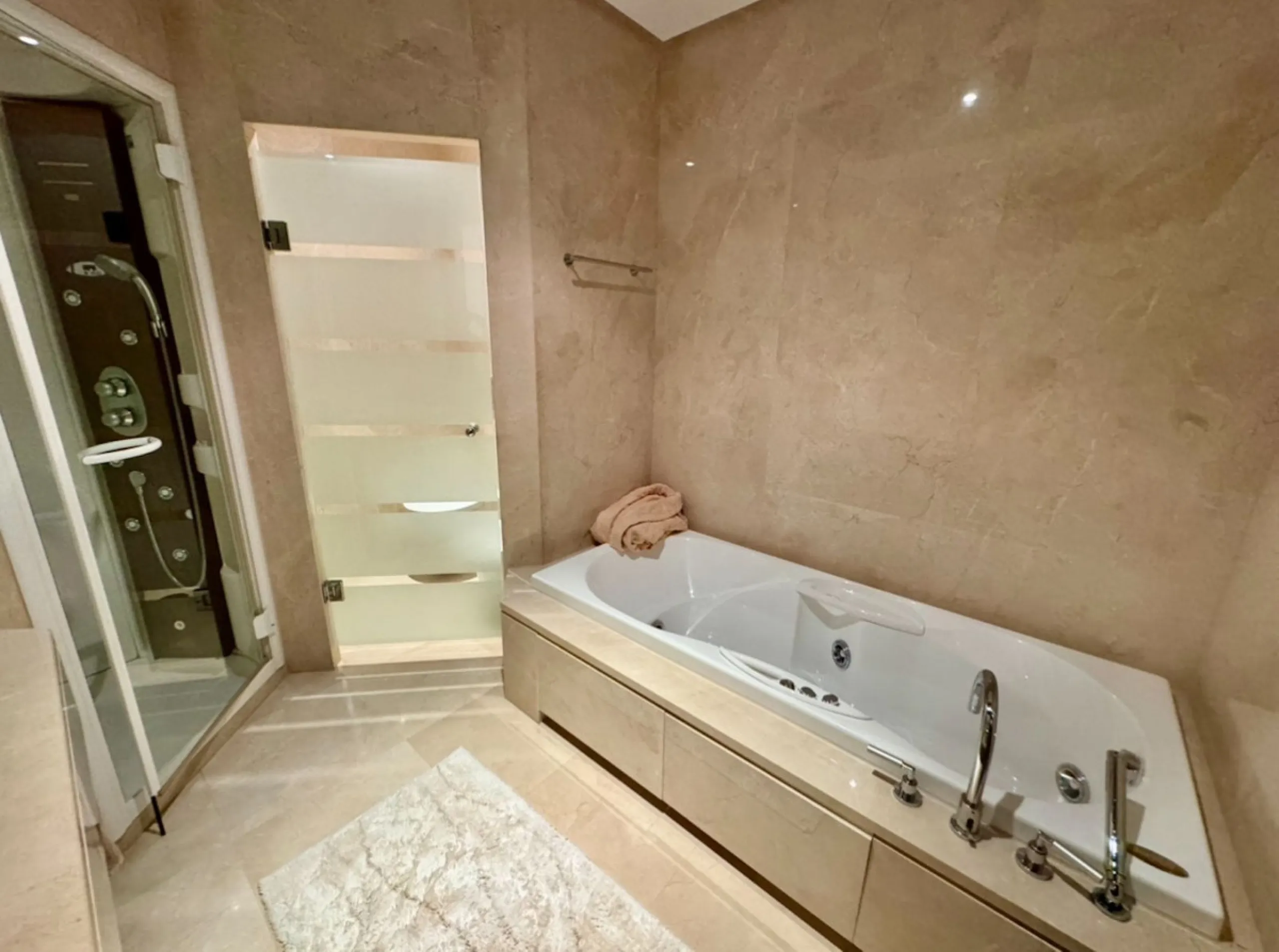 Beautiful Luxury ground floor apartment in one of the best beachfront developments with 360° panoramic views.