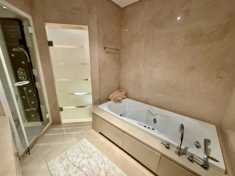 Beautiful Luxury ground floor apartment in one of the best beachfront developments with 360° panoramic views.