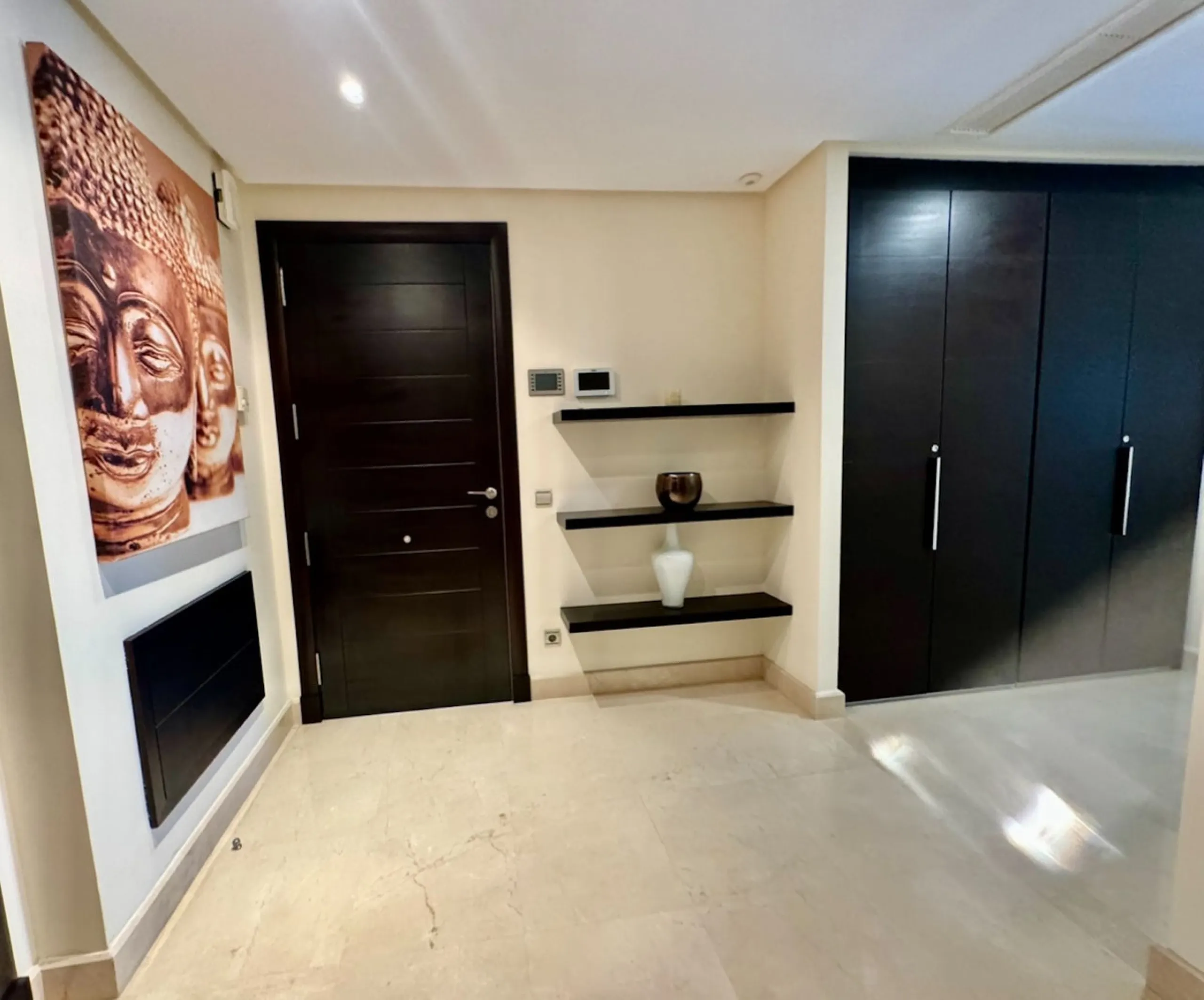 Beautiful Luxury ground floor apartment in one of the best beachfront developments with 360° panoramic views.