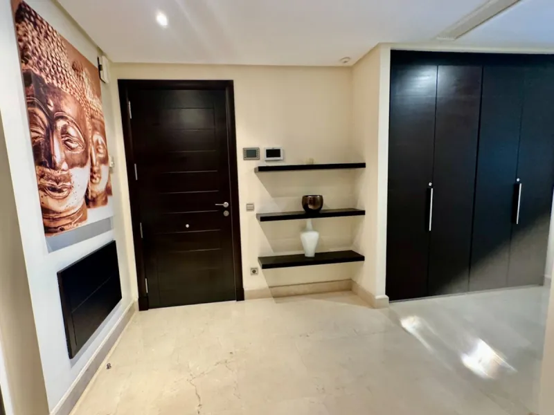 Beautiful Luxury ground floor apartment in one of the best beachfront developments with 360° panoramic views.