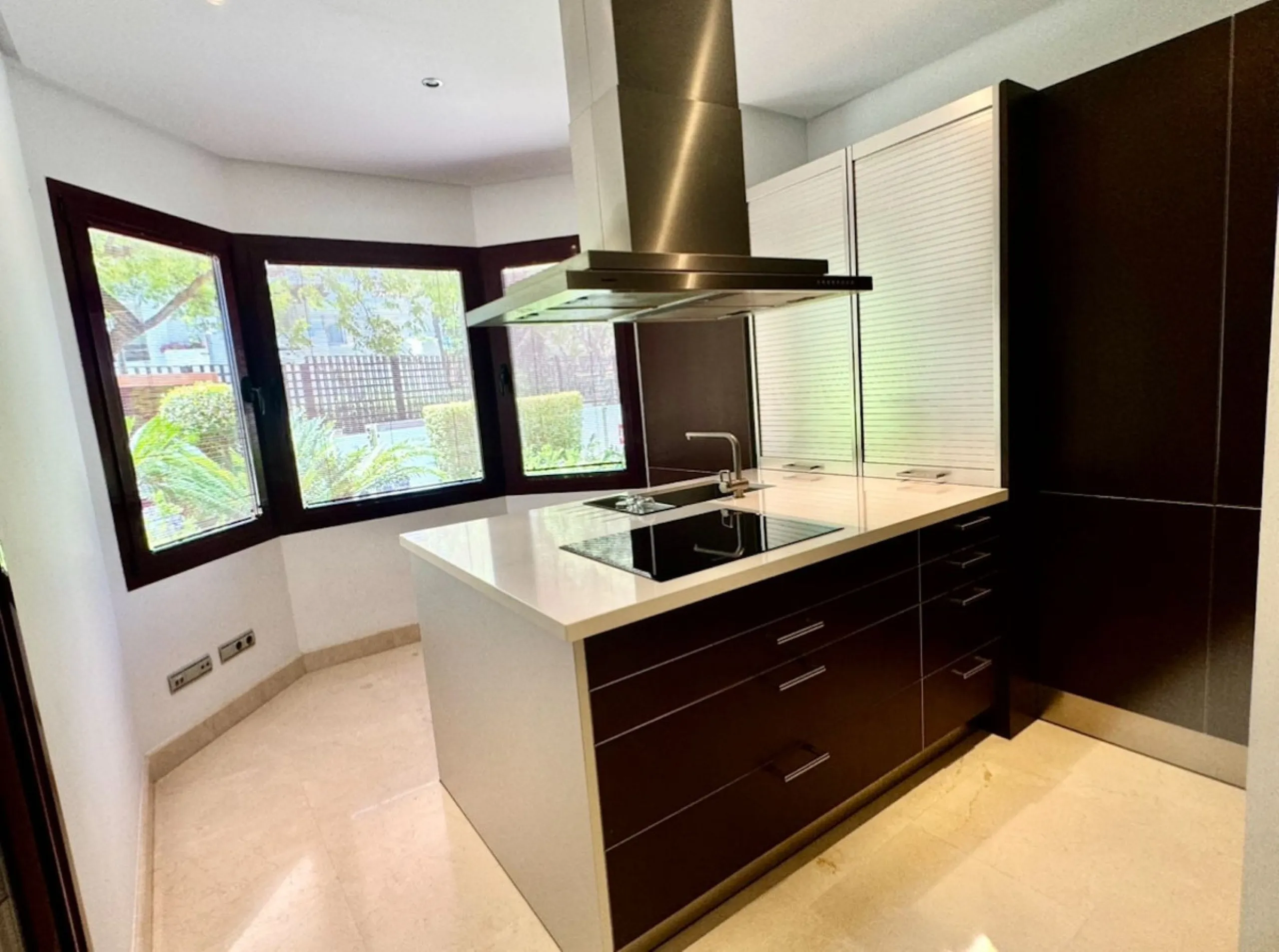 Beautiful Luxury ground floor apartment in one of the best beachfront developments with 360° panoramic views.