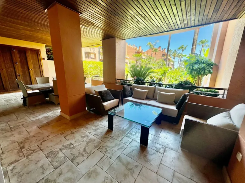 Beautiful Luxury ground floor apartment in one of the best beachfront developments with 360° panoramic views.