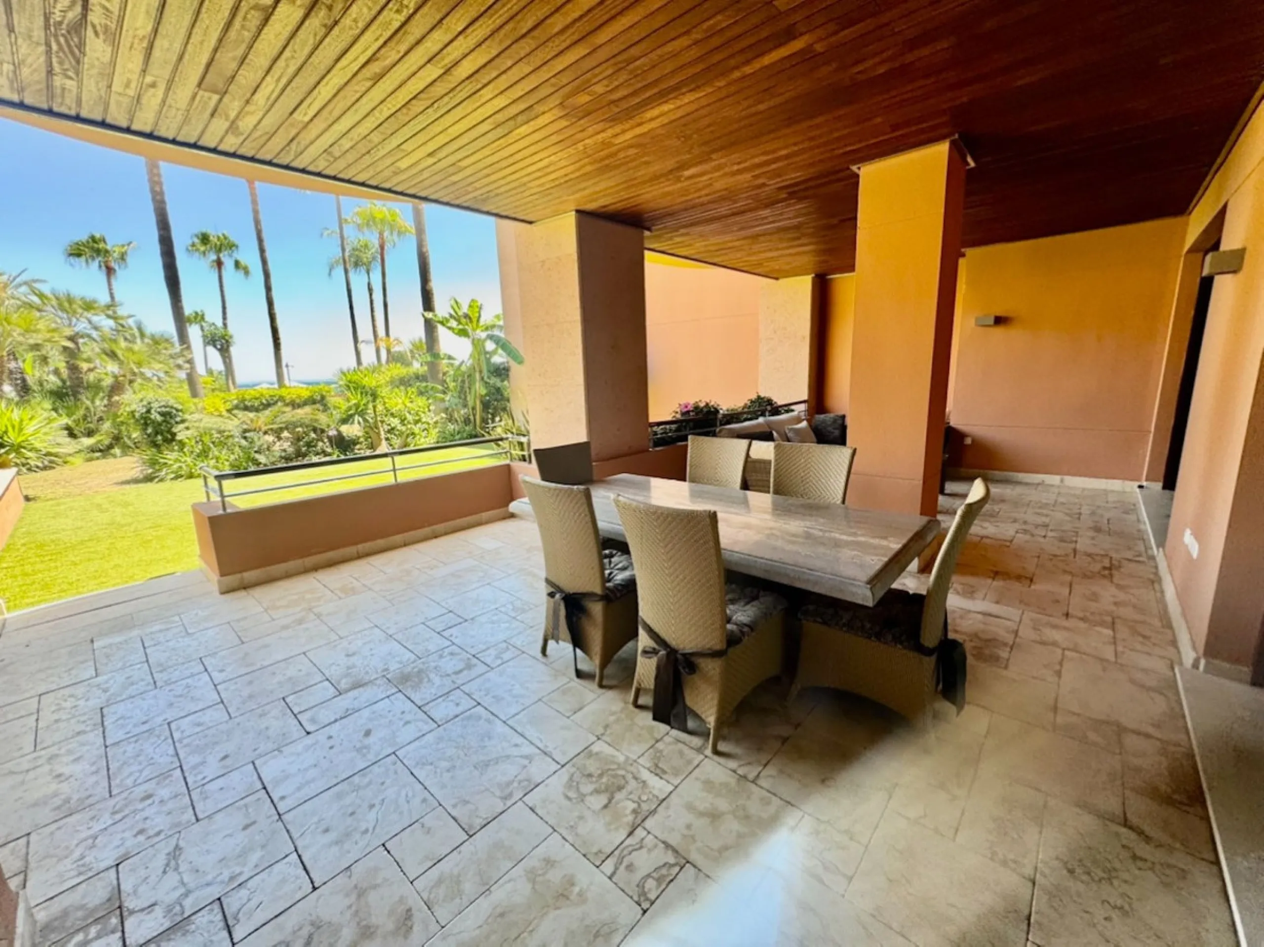 Beautiful Luxury ground floor apartment in one of the best beachfront developments with 360° panoramic views.