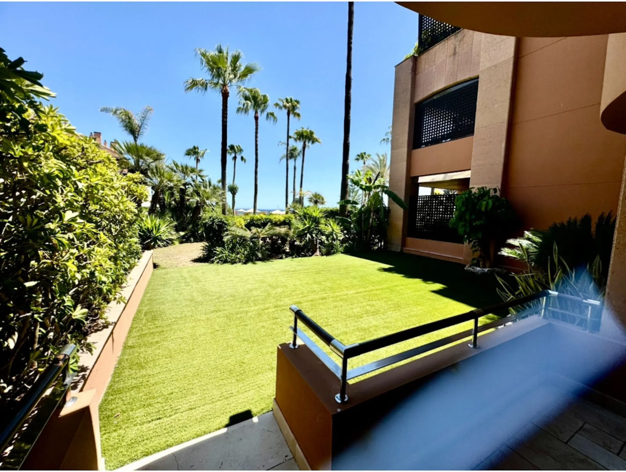 Beautiful Luxury ground floor apartment in one of the best beachfront developments with 360° panoramic views.
