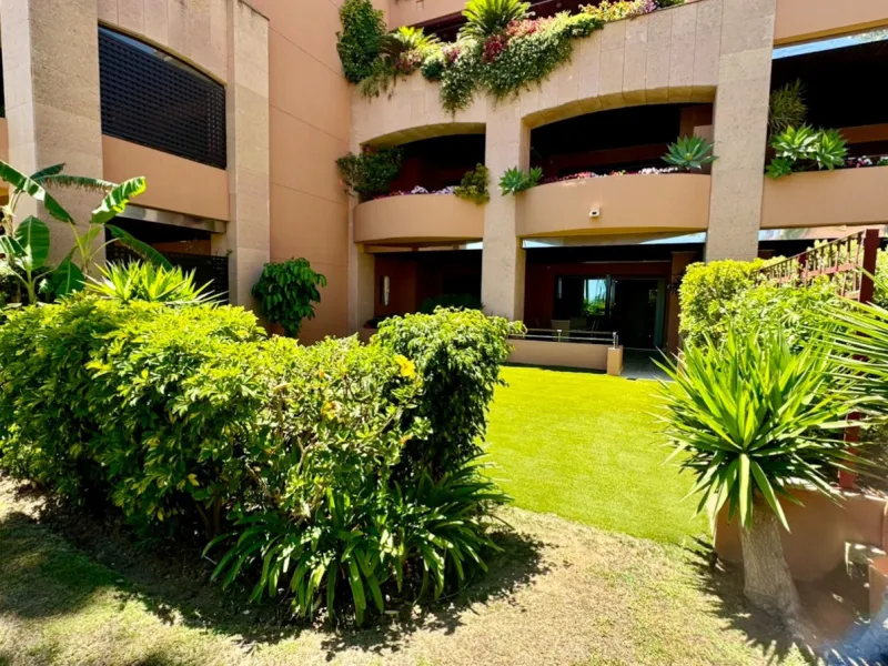 Beautiful Luxury ground floor apartment in one of the best beachfront developments with 360° panoramic views.