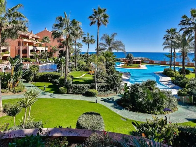 Beautiful Luxury ground floor apartment in one of the best beachfront developments with 360° panoramic views.
