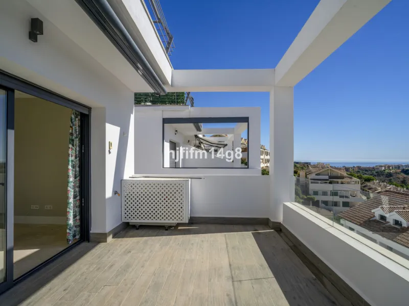 This stunning 2-bedroom duplex penthouse for sale in Ocean Hills, Estepona offers modern, luxurious living with breathtaking panoramic views of the Mediterranean Sea, the surrounding mountains, and the protected natural park that borders the community. Si